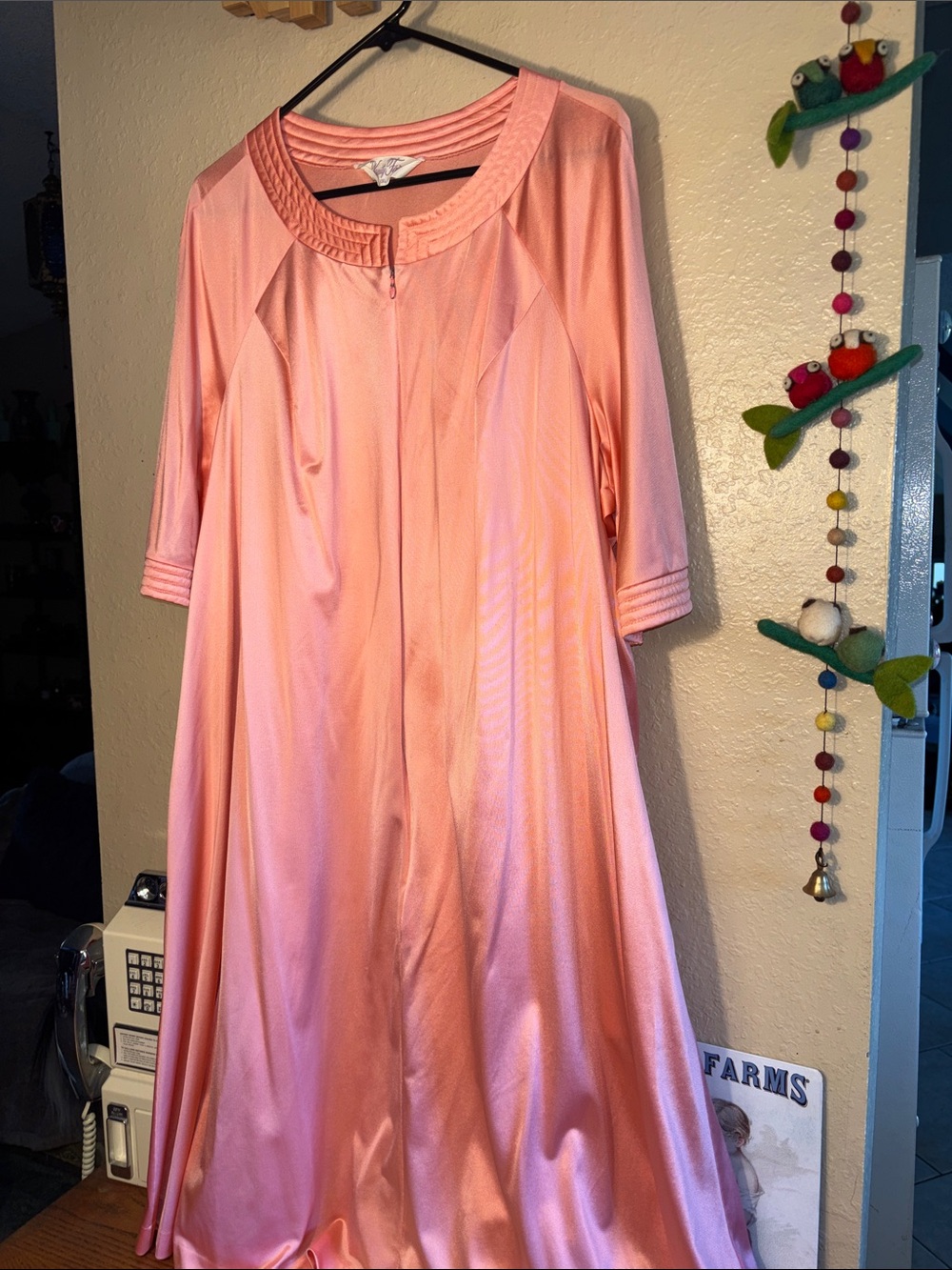 EUC VINTAGE pink Antron III Vanity Fair housecoat featuring a pleated round